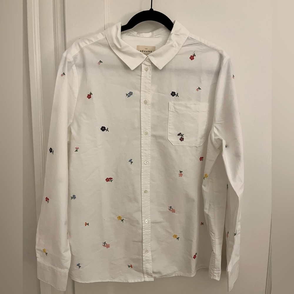 Sézane Tomboy shirt with multicolored embroidered flowers